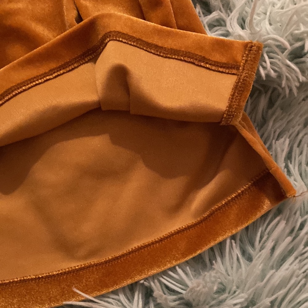 Cute gold velvet textured top - Picture 5 of 6